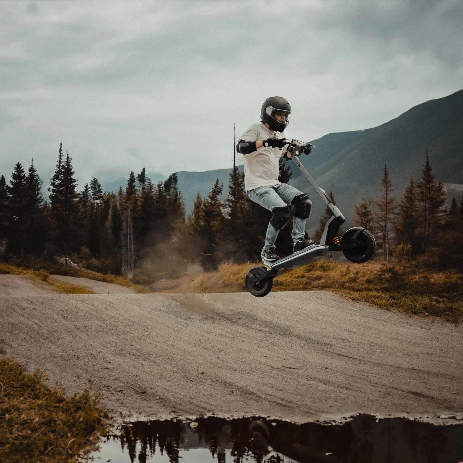 Apollo® Apollo Pro V3 Electric Scooter (New 2023 Model) | Dual Motor 21 Apollo® Apollo Pro V3 Electric Scooter (New 2023 Model) | Dual Motor - Image 19